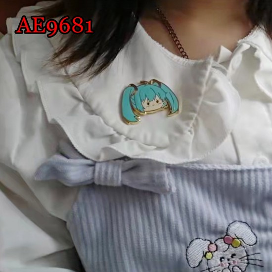 E-AE9681 SMALL MIKU HEAD ANIME BROOCH E-AE9681 SMALL MIKU HEAD ANIME BROOCH